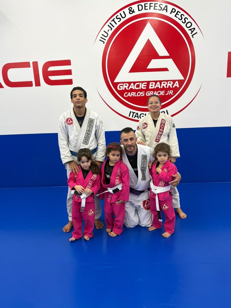 Instrutor com alunas dos kimonos rosa