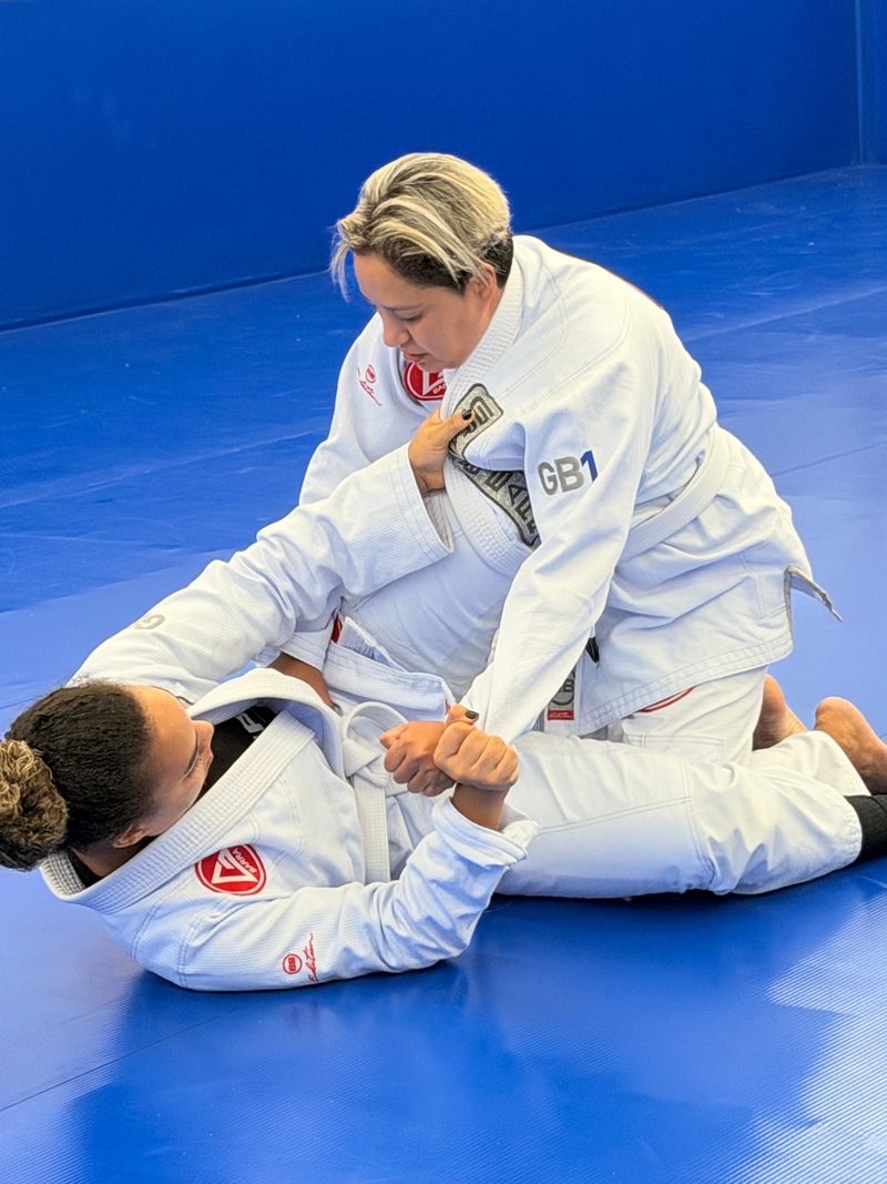 Duas alunas treinando a passagem de guarda na turma GB1