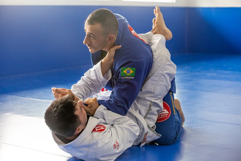 Aluno passando a guarda do parceiro durante o treino